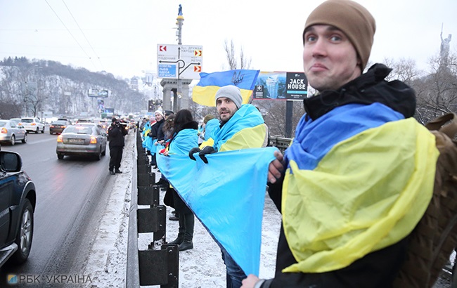 День Соборности: украинцы создали &quot;живую цепь&quot; и развернули национальный флаг (яркий фоторепортаж)